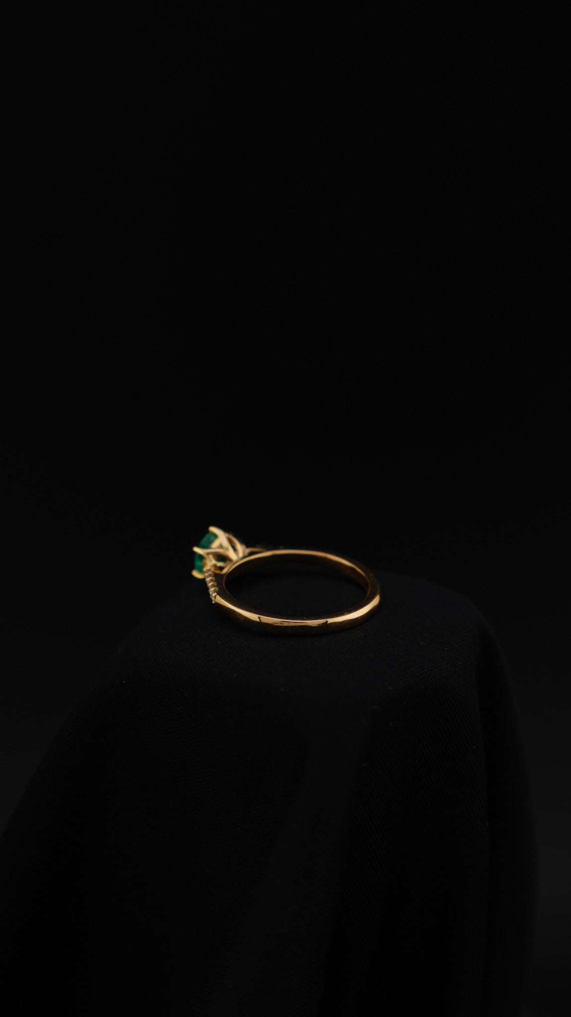 Anillo Esencia en oro amarillo 18K con esmeralda natural redonda y diamantes naturales