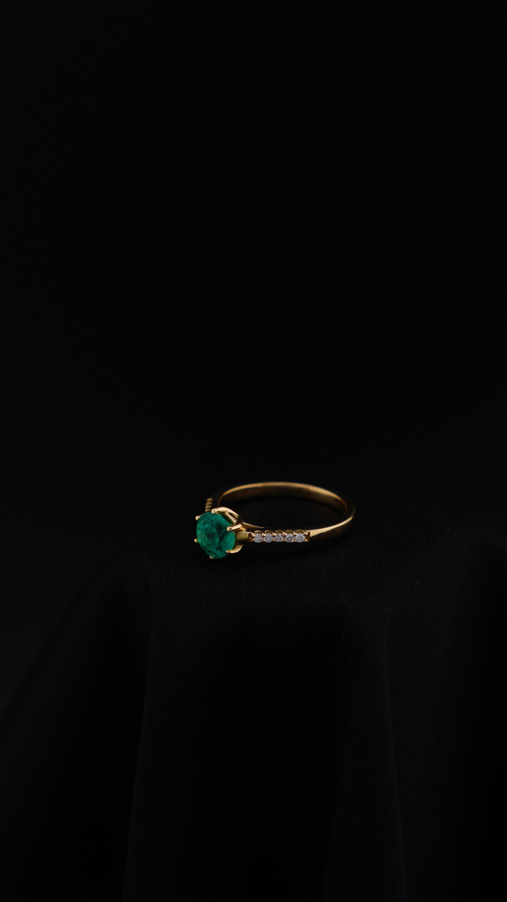 Anillo Esencia en oro amarillo 18K con esmeralda natural redonda y diamantes naturales