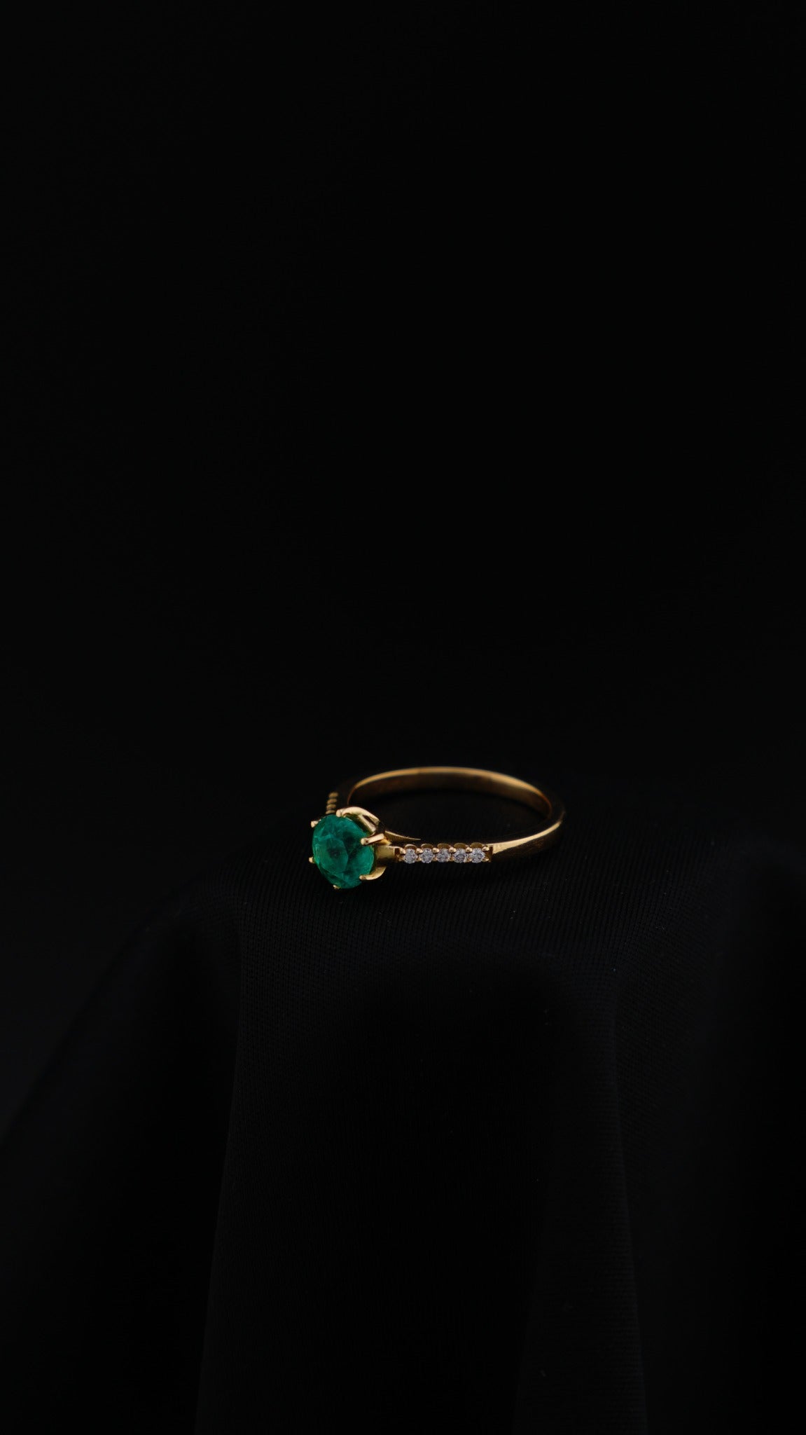 Anillo Esencia en oro amarillo 18K con esmeralda natural redonda y diamantes naturales