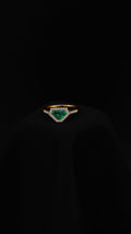 Anillo Fortaleza en oro amarillo 18K con esmeralda natural talla Superman y diamantes naturales