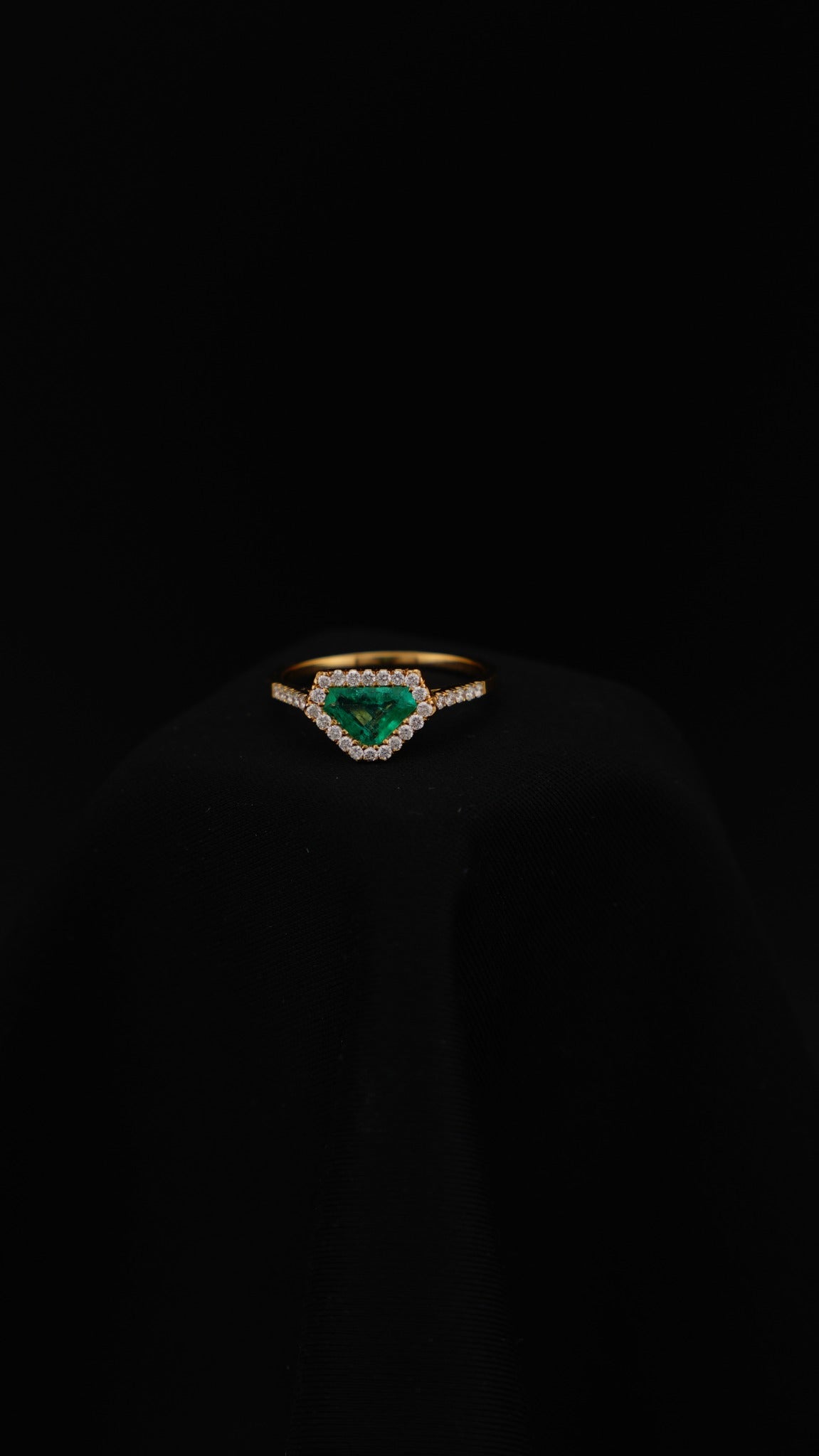 Anillo Fortaleza en oro amarillo 18K con esmeralda natural talla Superman y diamantes naturales