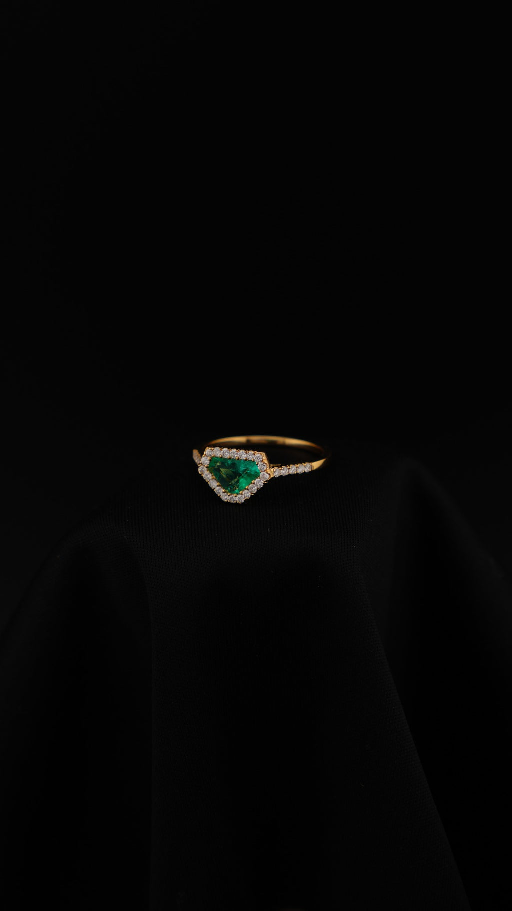 Anillo Fortaleza en oro amarillo 18K con esmeralda natural talla Superman y diamantes naturales