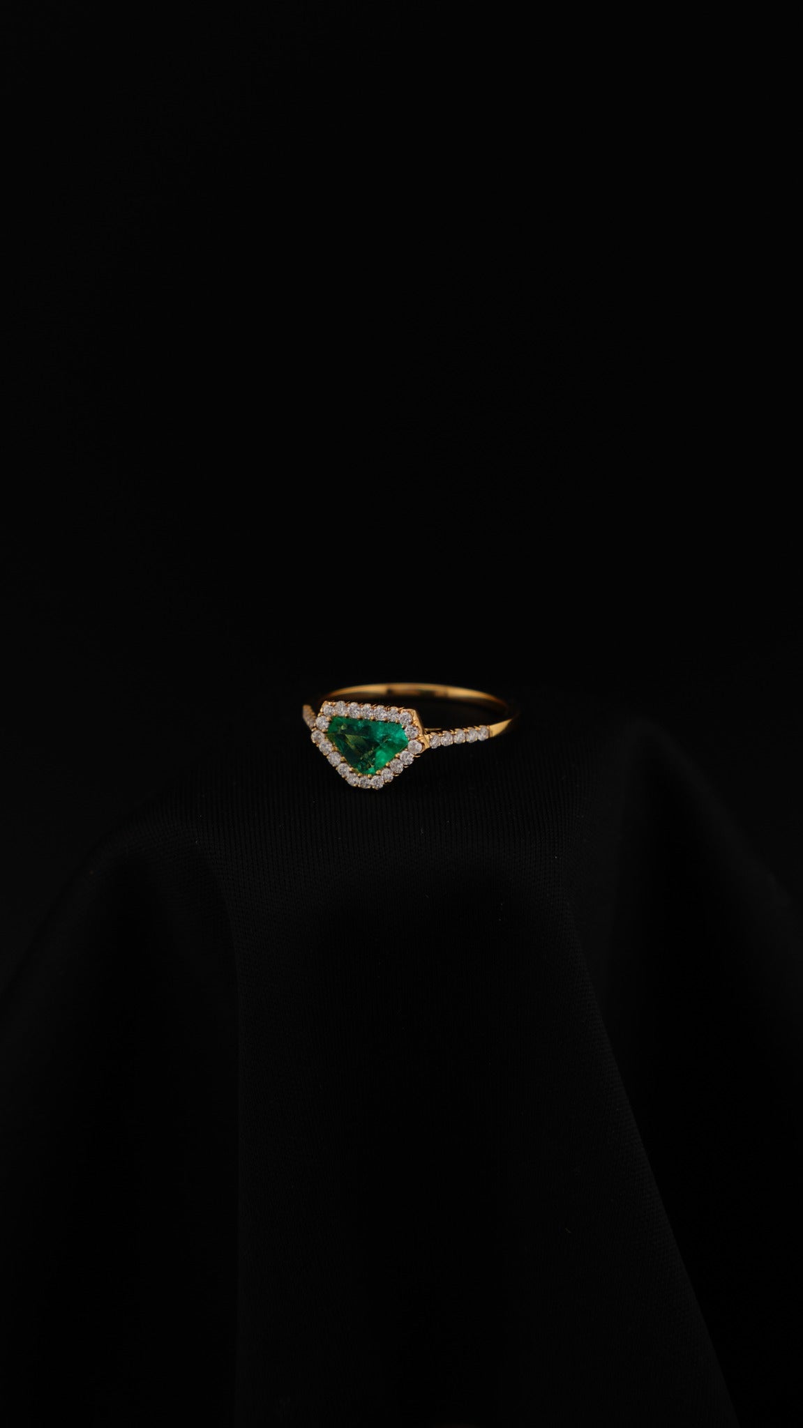 Anillo Fortaleza en oro amarillo 18K con esmeralda natural talla Superman y diamantes naturales