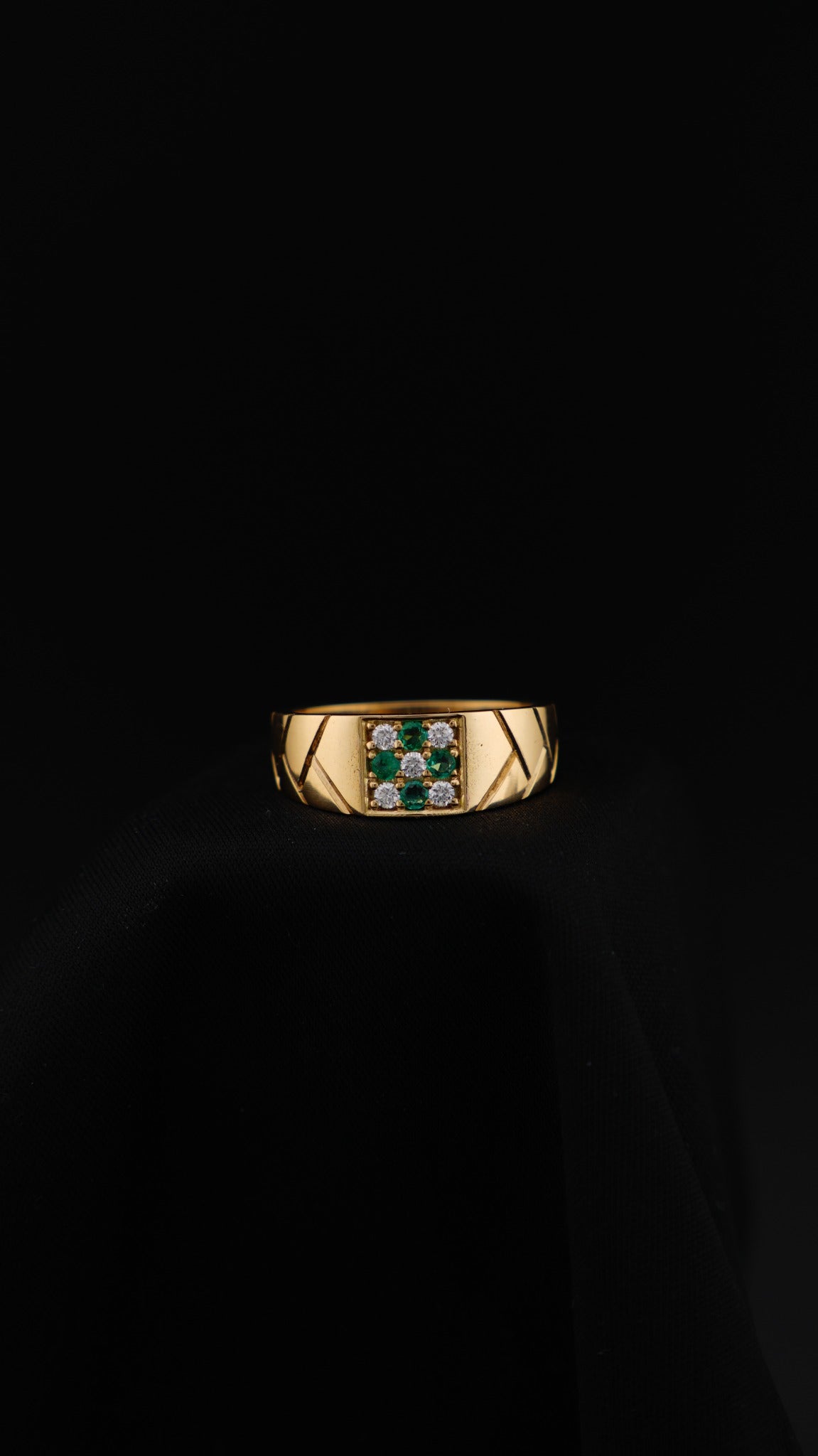Anillo Legado de AR Emeralds en oro 18K con esmeraldas y diamantes naturales