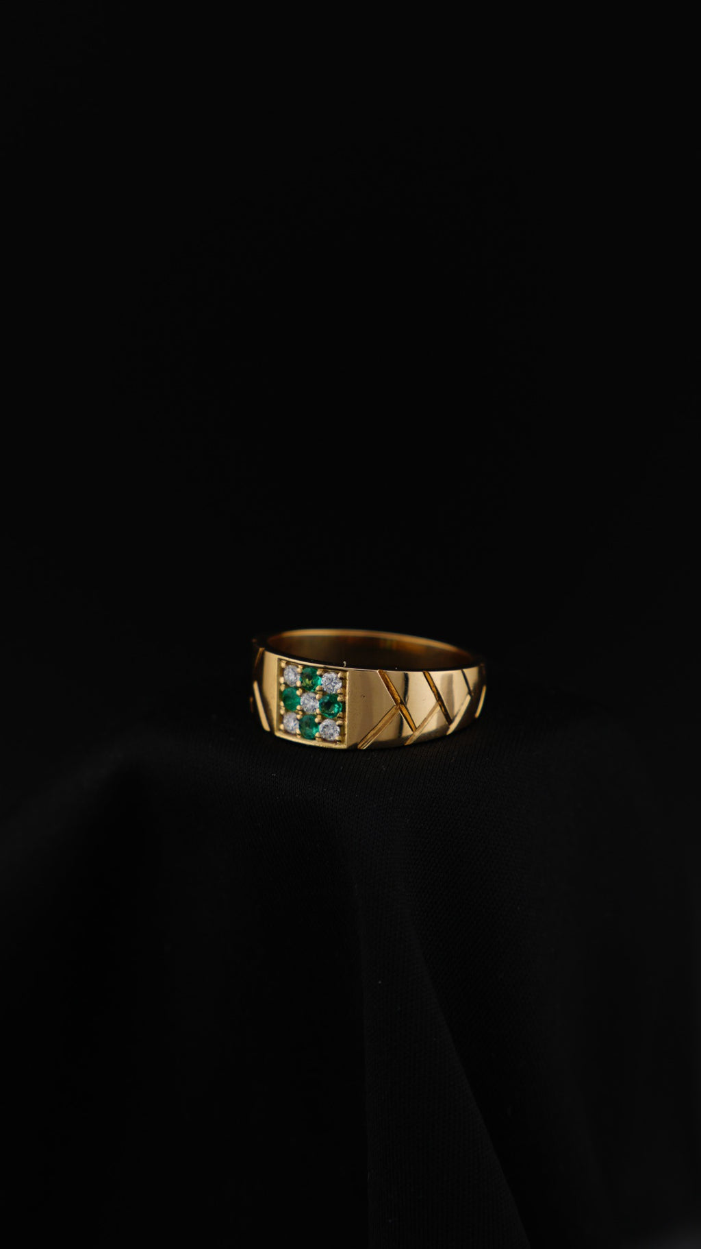 Anillo Legado de AR Emeralds en oro 18K con esmeraldas y diamantes naturales