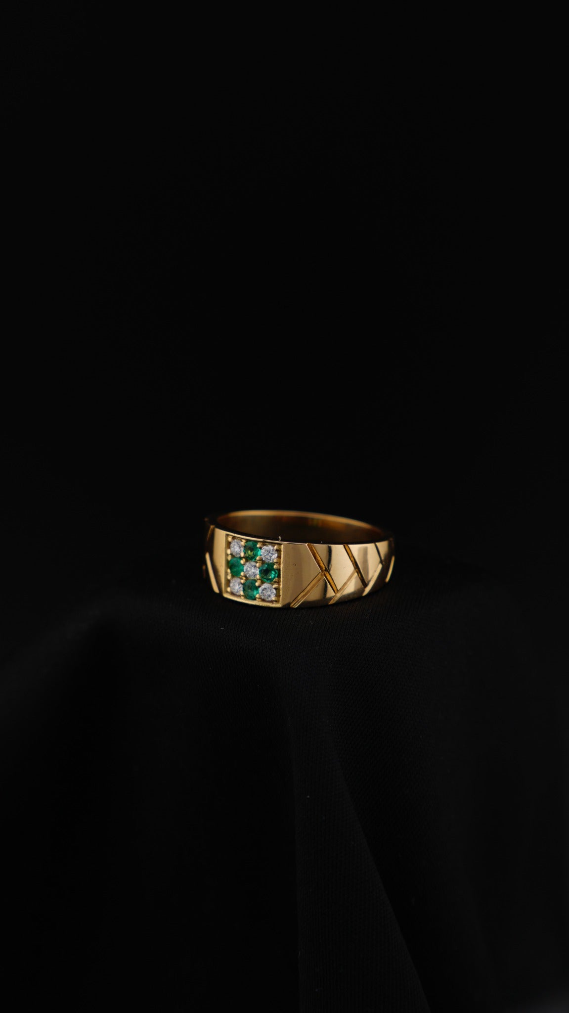 Anillo Legado de AR Emeralds en oro 18K con esmeraldas y diamantes naturales
