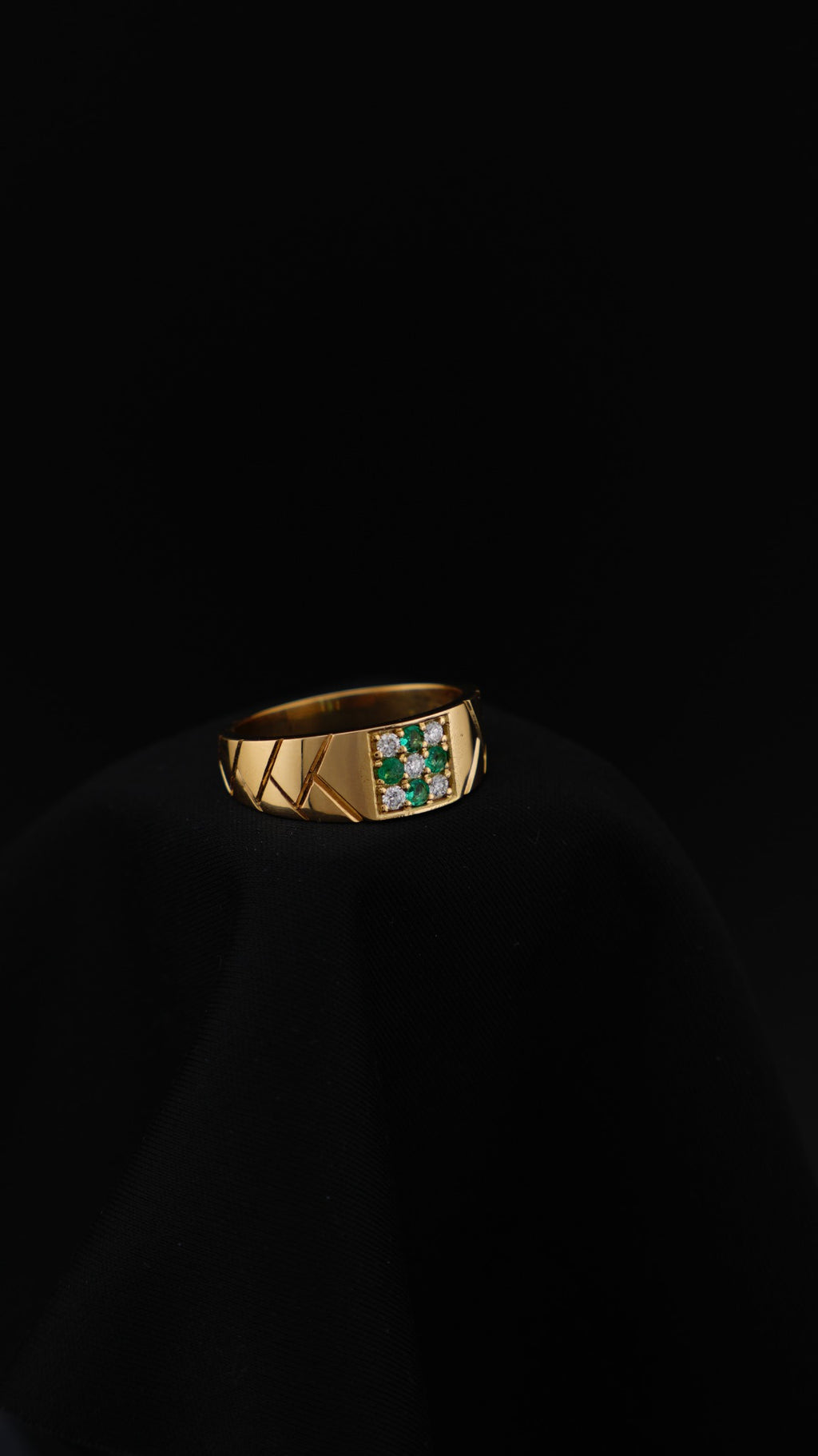 Anillo Legado de AR Emeralds en oro 18K con esmeraldas y diamantes naturales