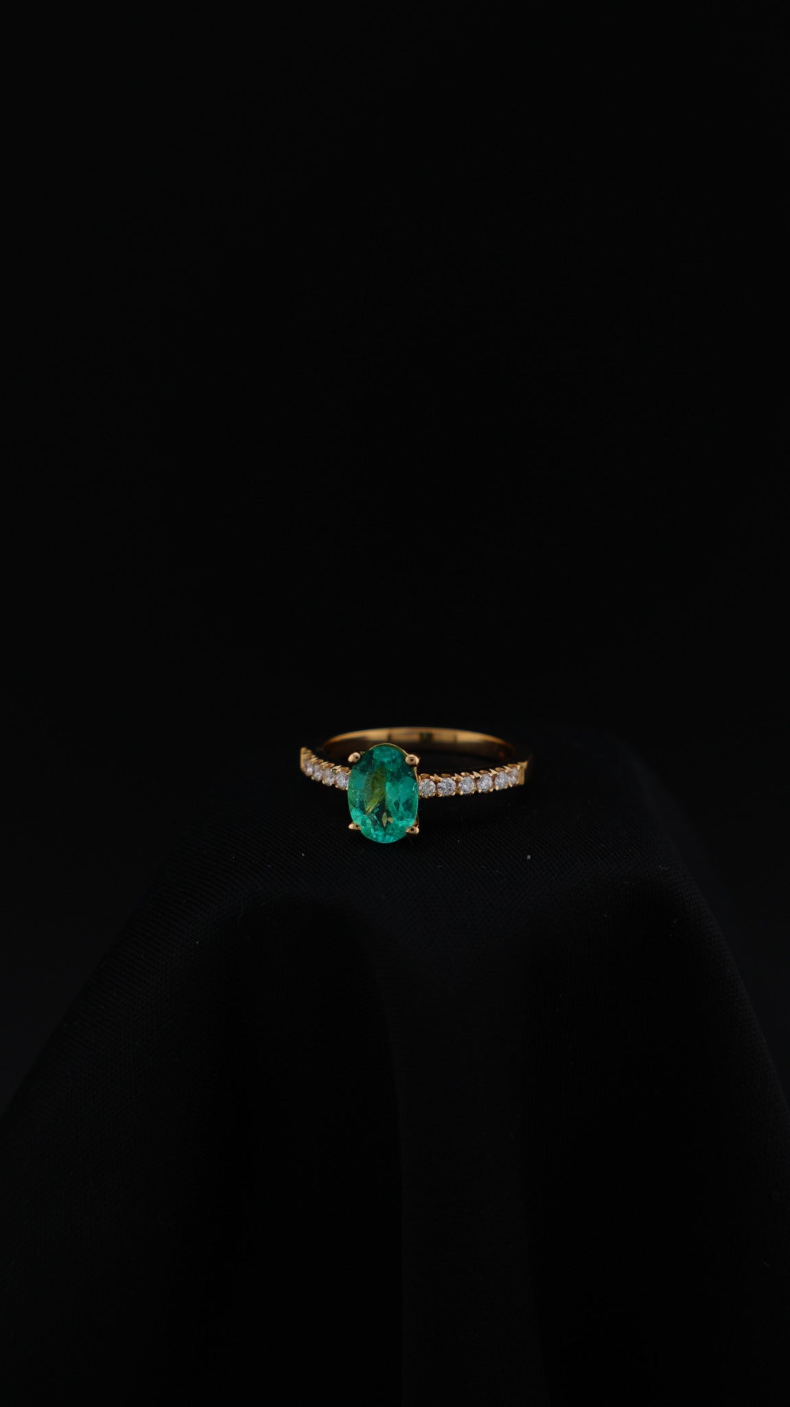 Anillo Serena con esmeralda natural ovalada y diamantes naturales