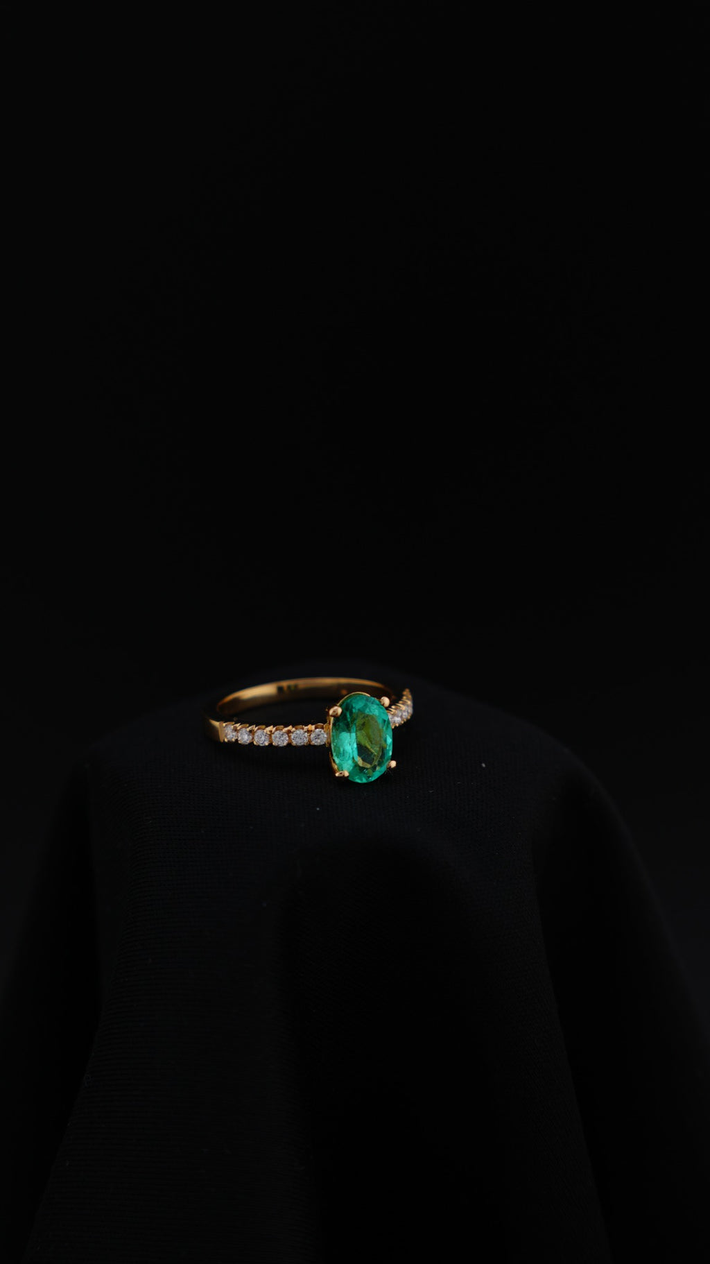 Anillo Serena con esmeralda natural ovalada y diamantes naturales