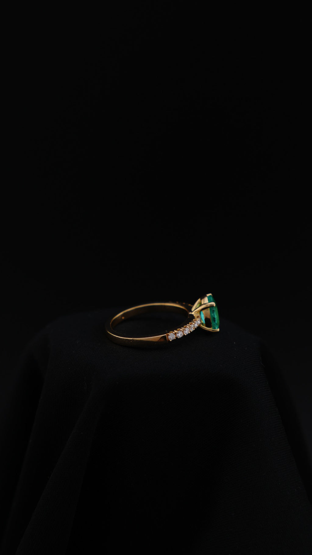 Anillo Serena con esmeralda natural ovalada y diamantes naturales