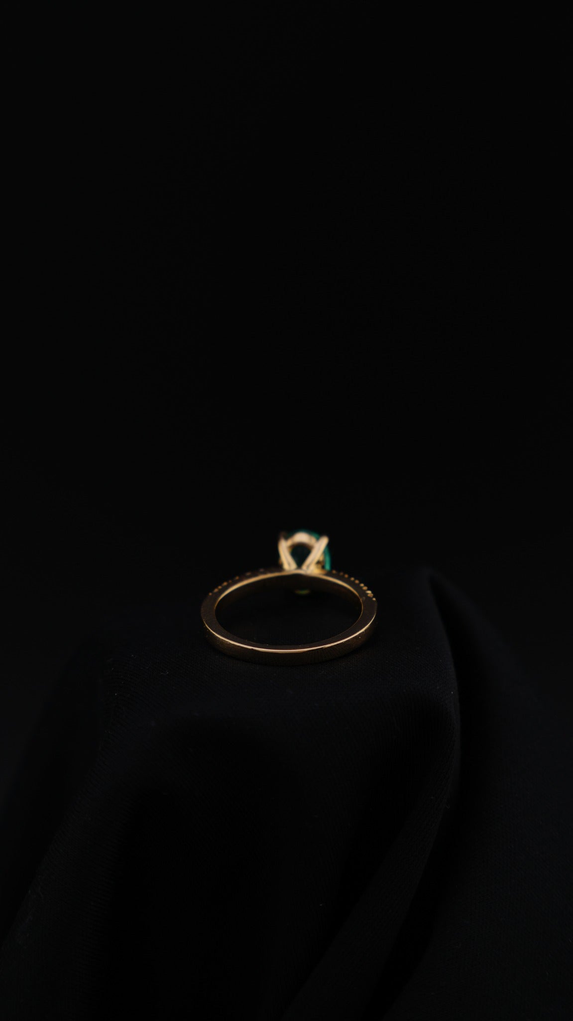 Anillo Serena con esmeralda natural ovalada y diamantes naturales