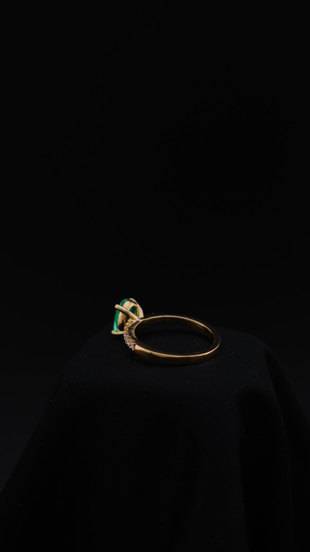 Anillo Serena con esmeralda natural ovalada y diamantes naturales
