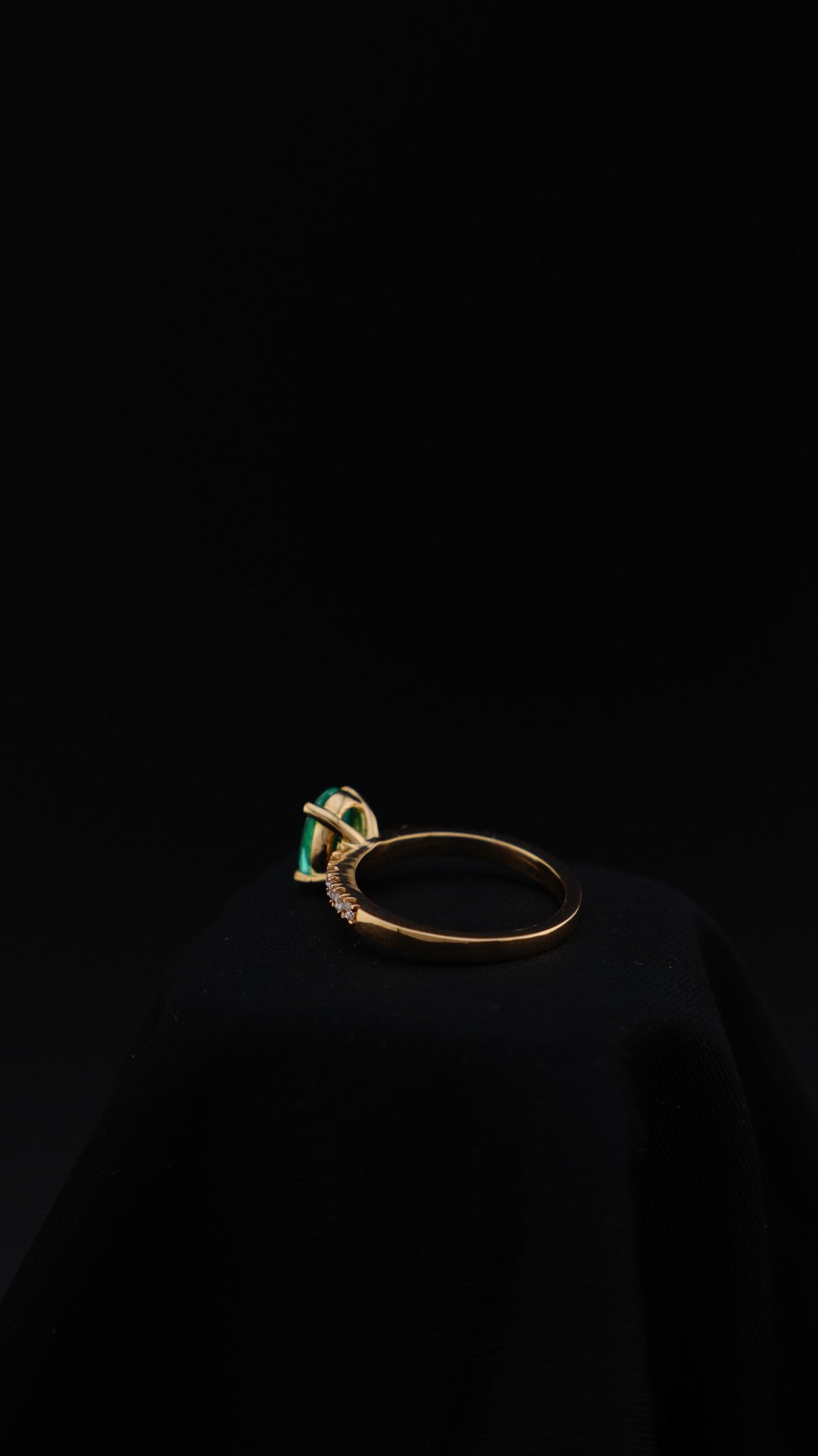 Anillo Serena con esmeralda natural ovalada y diamantes naturales