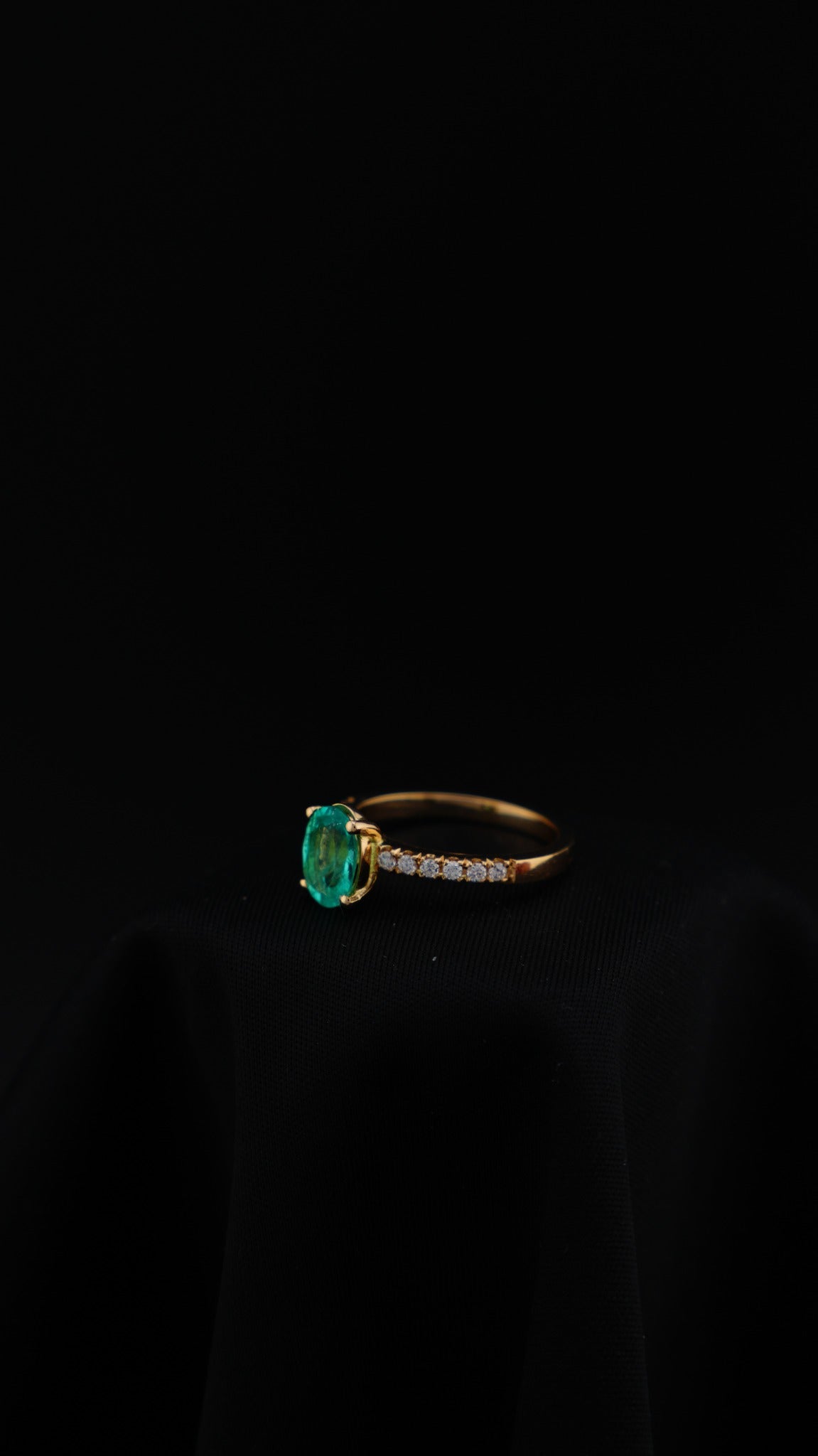 Anillo Serena con esmeralda natural ovalada y diamantes naturales