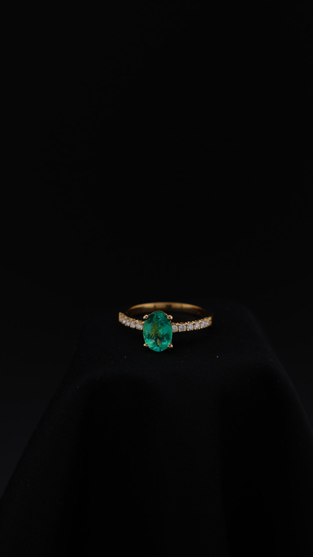 Anillo Serena con esmeralda natural ovalada y diamantes naturales
