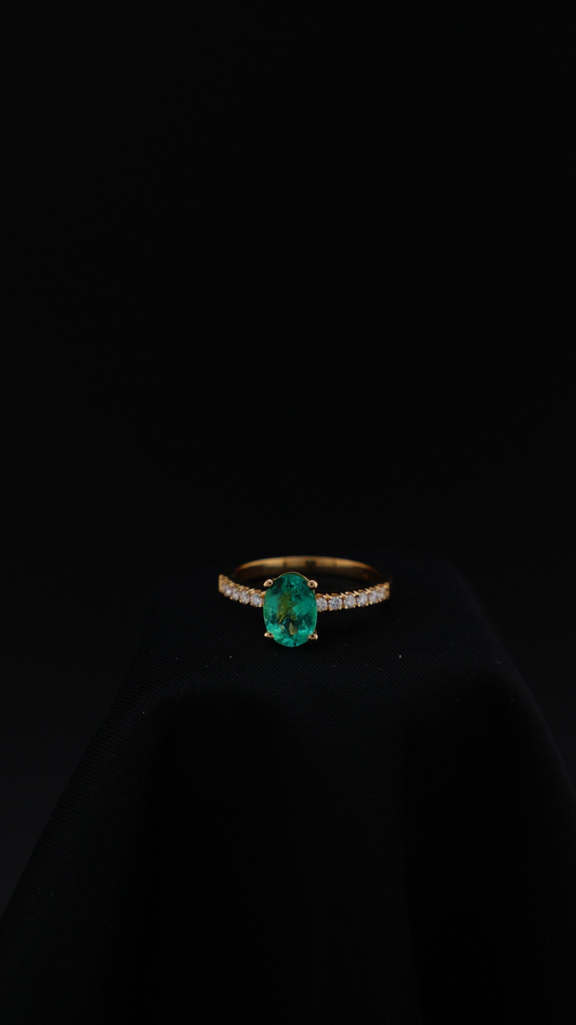 Anillo Serena con esmeralda natural ovalada y diamantes naturales