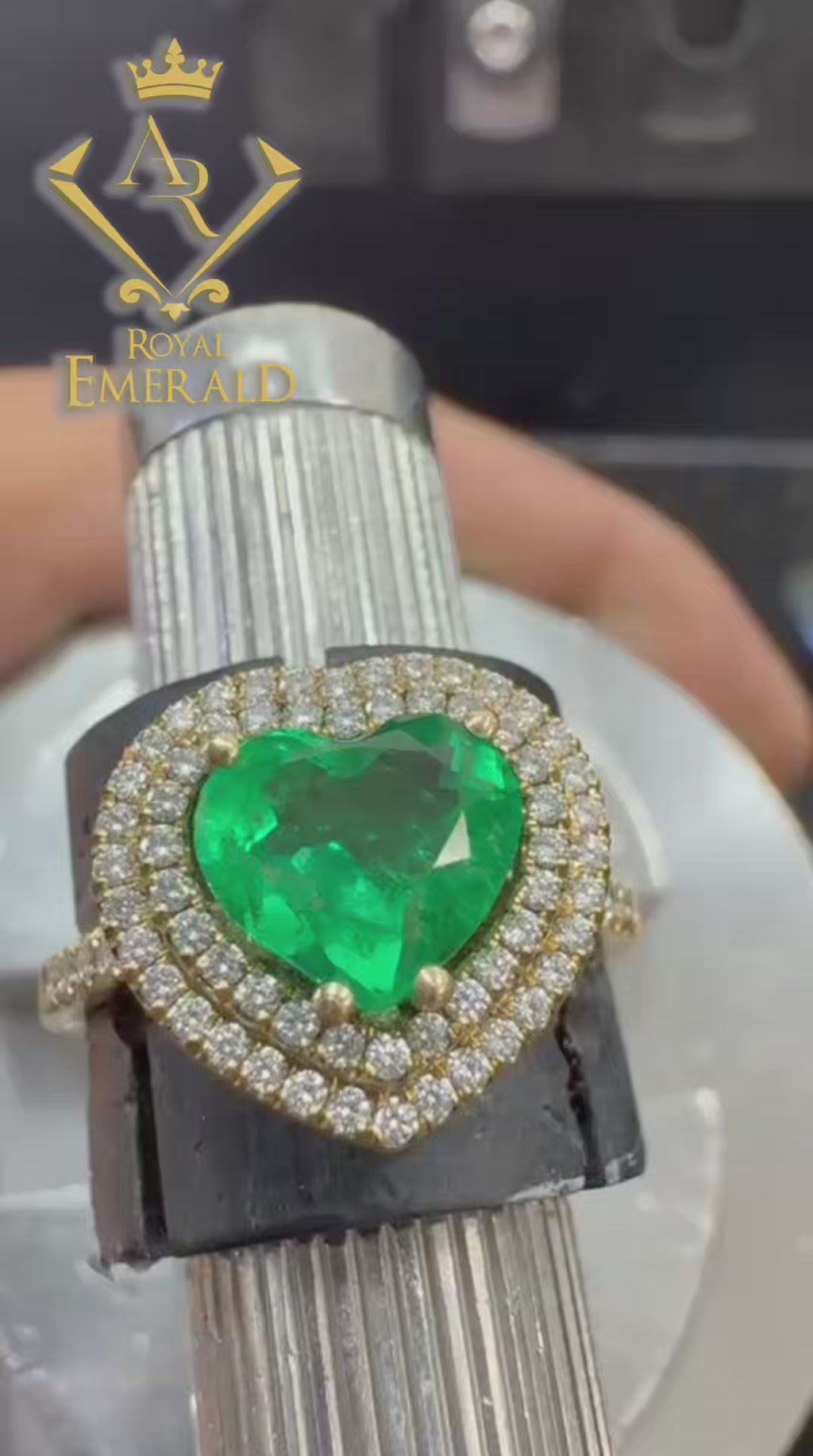 Anillo Corazón de Esmeralda de Muzo, Oro 18k, Menor F1, 70 Diamantes